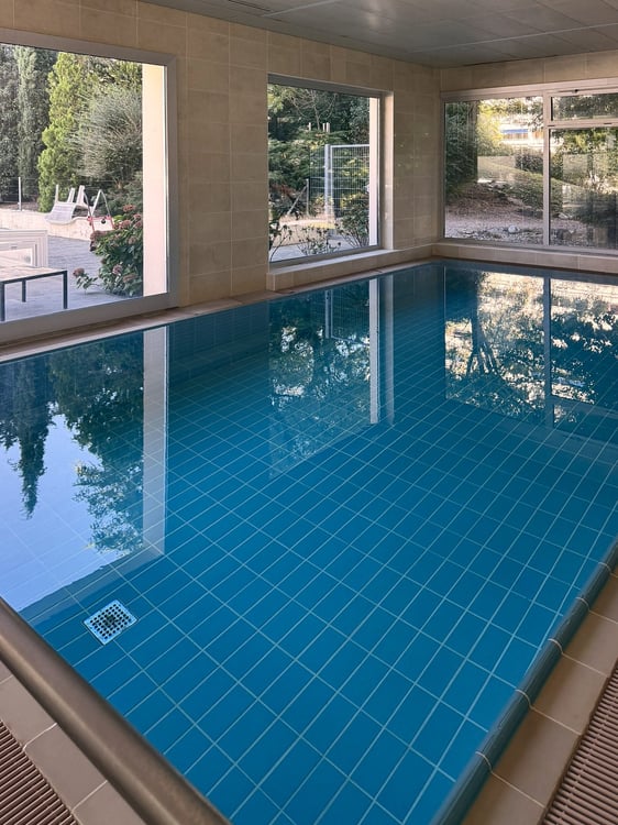 Appartement de 3.5 pièces avec piscine, entièrement rénové ! 11