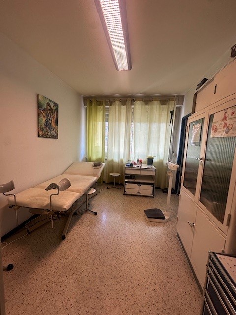 Local commercial / cabinet médical d'env. 74 m2 aux Acacias 5