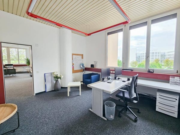 Bureaux/artisanal au 1er étage 234m² à vendre avec 6 places de parking intérieures 5