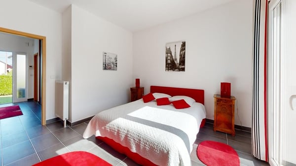 Voici la traduction en allemand : **Wunderschönes modernes Haus mit Pool in Kembs** 6