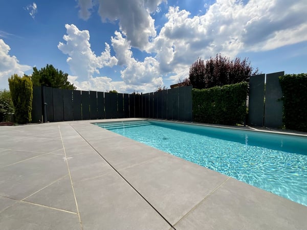 Voici la traduction en allemand : **Wunderschönes modernes Haus mit Pool in Kembs** 2