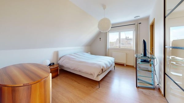 Voici la traduction en allemand : **Wunderschönes modernes Haus mit Pool in Kembs** 8