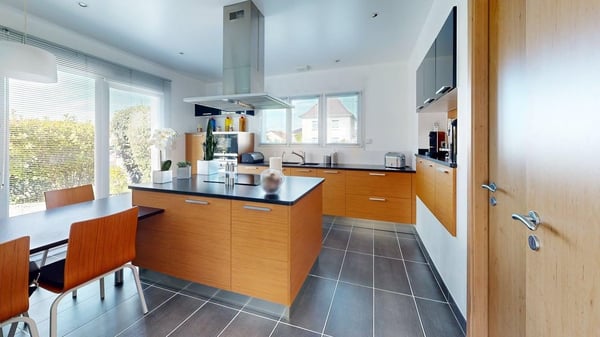 Voici la traduction en allemand : **Wunderschönes modernes Haus mit Pool in Kembs** 4