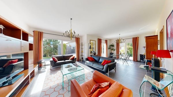 Voici la traduction en allemand : **Wunderschönes modernes Haus mit Pool in Kembs** 3