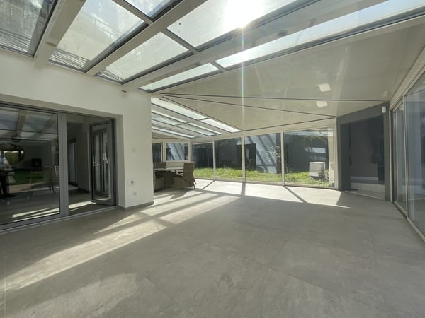 Außergewöhnliche Villa mit Gästehaus, Wellnessbereich und großem Park 10