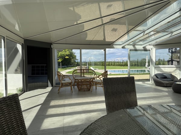 Außergewöhnliche Villa mit Gästehaus, Wellnessbereich und großem Park 24