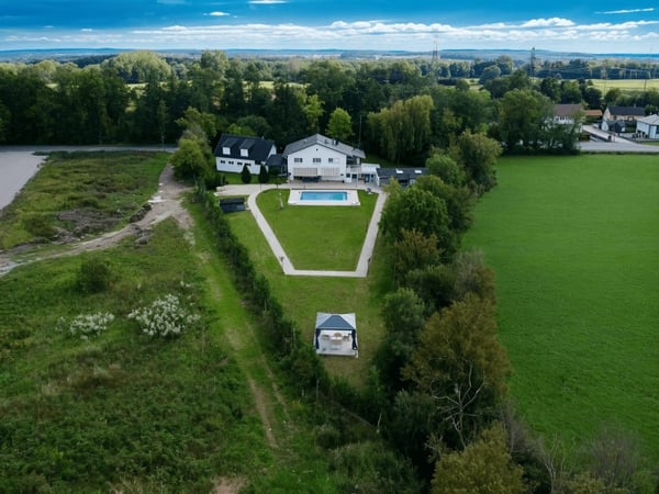 Außergewöhnliche Villa mit Gästehaus, Wellnessbereich und großem Park 1