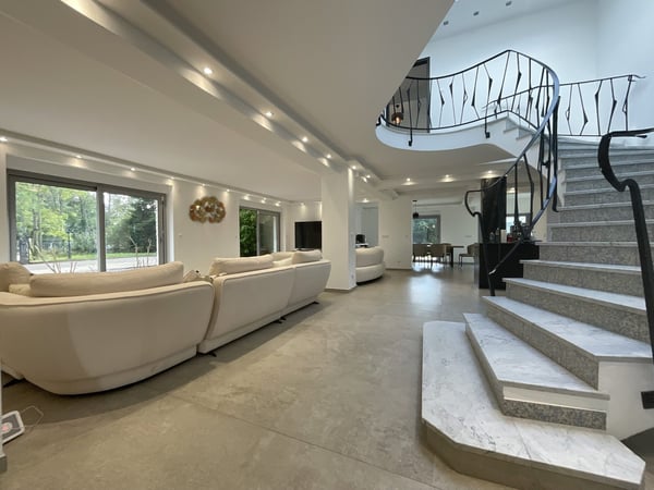 Außergewöhnliche Villa mit Gästehaus, Wellnessbereich und großem Park 15