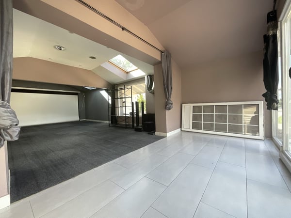 Außergewöhnliche Villa mit Gästehaus, Wellnessbereich und großem Park 12