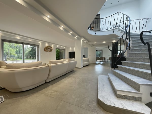 Außergewöhnliche Villa mit Gästehaus, Wellnessbereich und großem Park 14