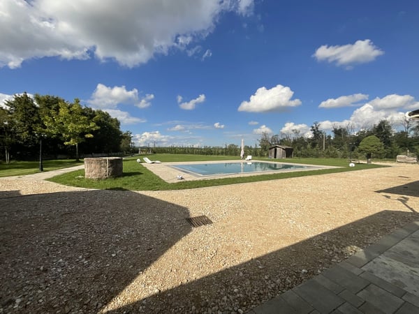 Außergewöhnliche Villa mit Gästehaus, Wellnessbereich und großem Park 2