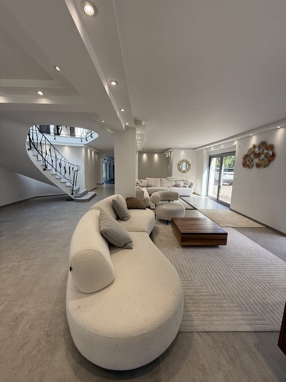 Außergewöhnliche Villa mit Gästehaus, Wellnessbereich und großem Park 18