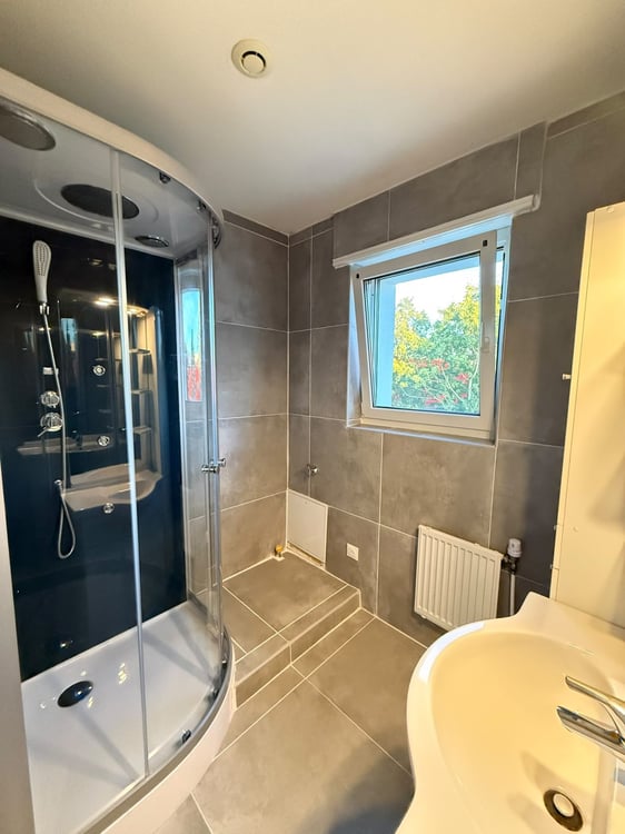* : Furnished detached house 160 m² – 5 bedrooms – Garden – Garages – Saint-Louis 17