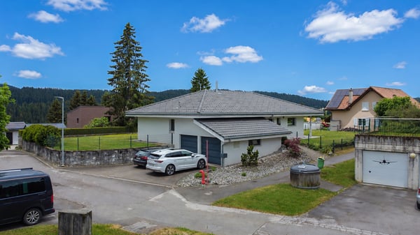 Magnifique maison individuelle de 3.5 pièces, double garage et jardin 2