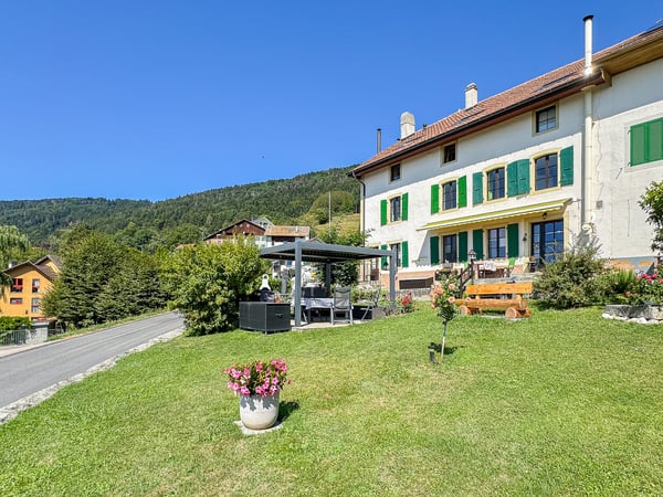 Maison locative de 3 appartements Magnifique vue - beau jardin 1