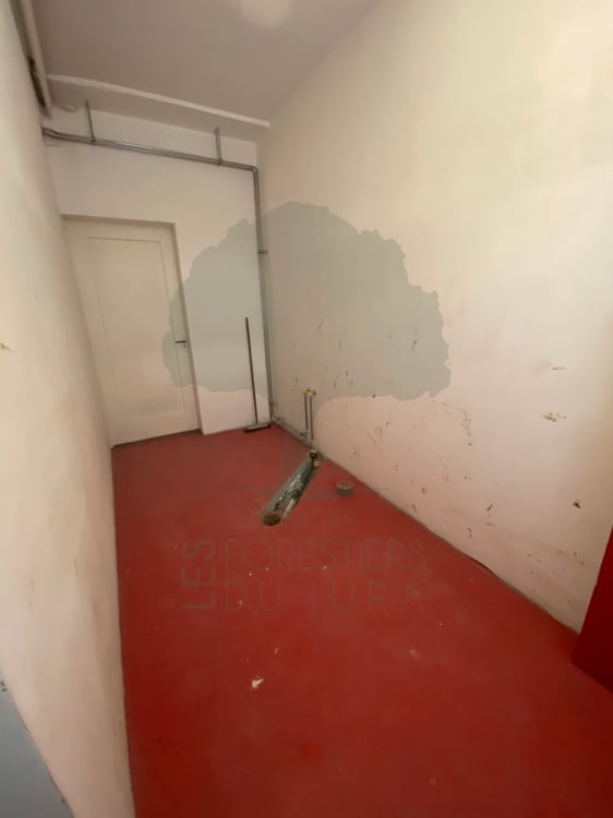 Local commercial situé dans la rue animé du Faubourg de France 2