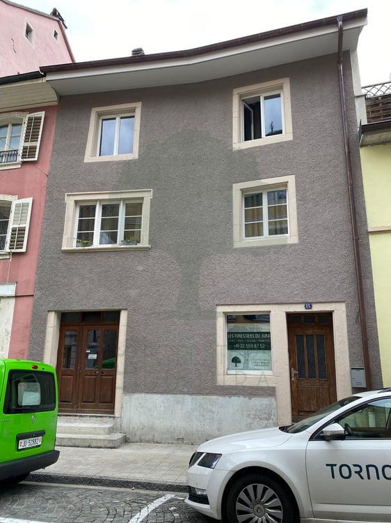 Local commercial situé dans la rue animé du Faubourg de France 6