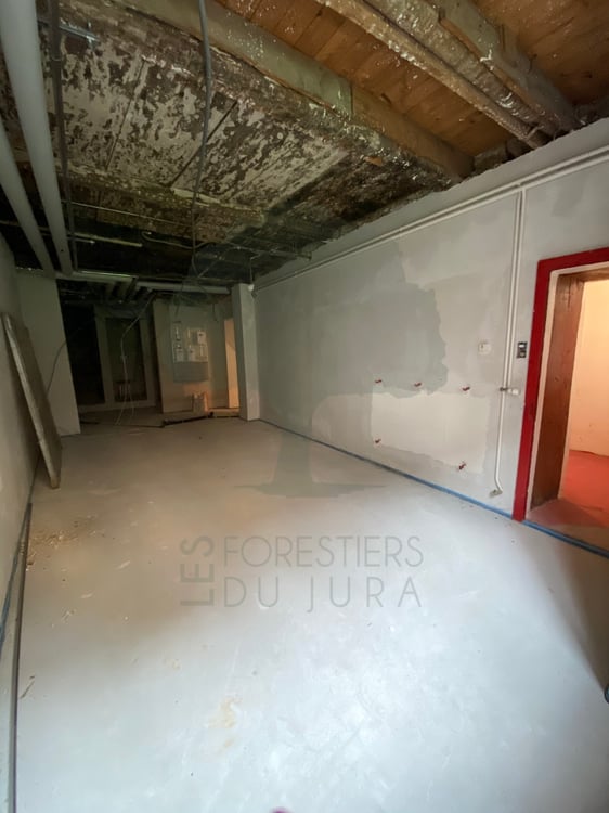 Local commercial situé dans la rue animé du Faubourg de France 1