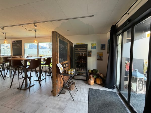 Bar entièrement équipé et actuellement loué à Courfaivre 1