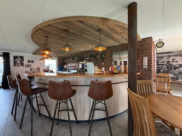 Bar entièrement équipé et actuellement loué à Courfaivre 5
