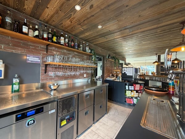 Bar entièrement équipé et actuellement loué à Courfaivre 10