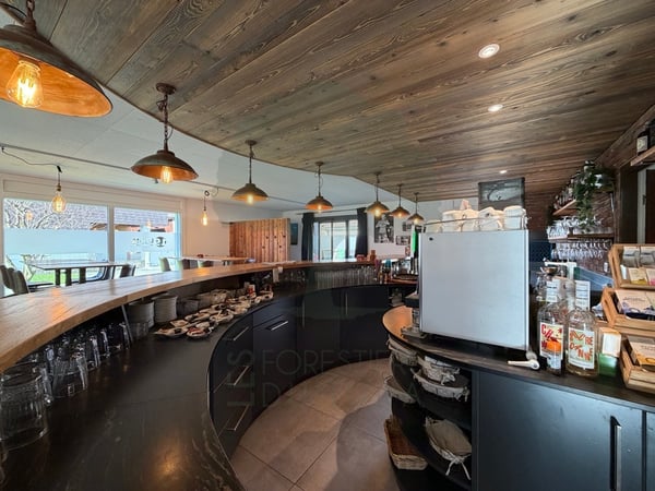 Bar entièrement équipé et actuellement loué à Courfaivre 3