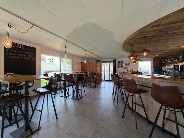 Bar entièrement équipé et actuellement loué à Courfaivre 7