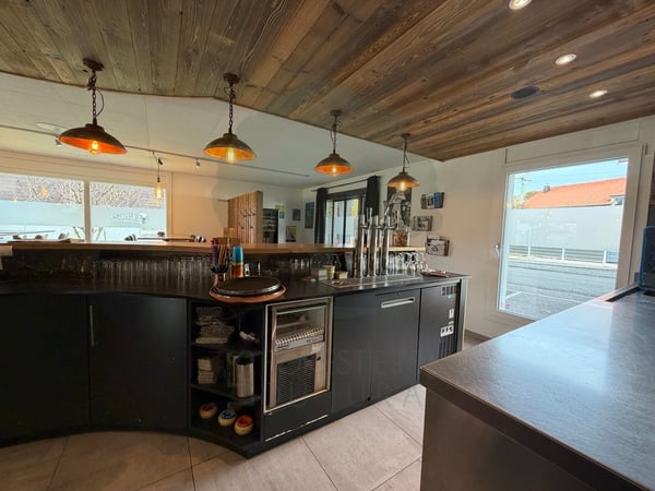 Bar entièrement équipé et actuellement loué à Courfaivre 4