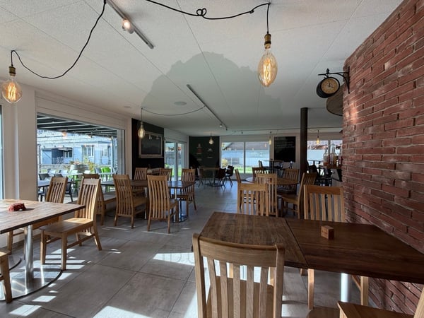 Bar entièrement équipé et actuellement loué à Courfaivre 6