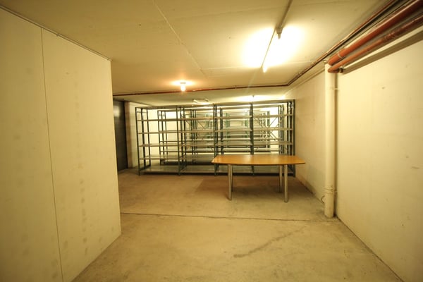 GRAND DEPOT DE 85m2 AU SOUS- SOL - Eaux Vives 2