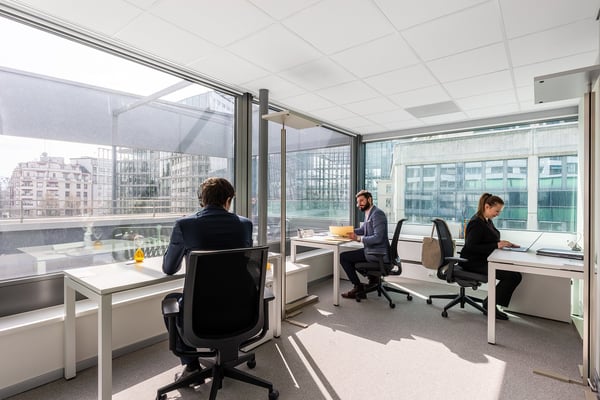De magnifiques bureaux sur mesure pour 3 personnes à Spaces Nations 1