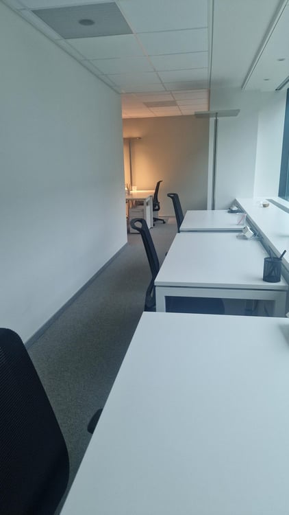 De magnifiques bureaux sur mesure pour 3 personnes à Spaces Nations 14