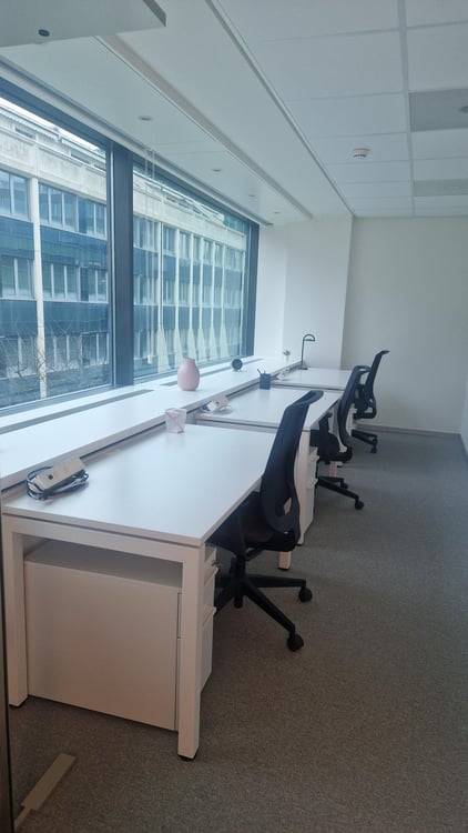 De magnifiques bureaux sur mesure pour 3 personnes à Spaces Nations 13