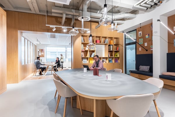 Un bureau au design remarquable pour 2 personnes à Spaces Nations 8