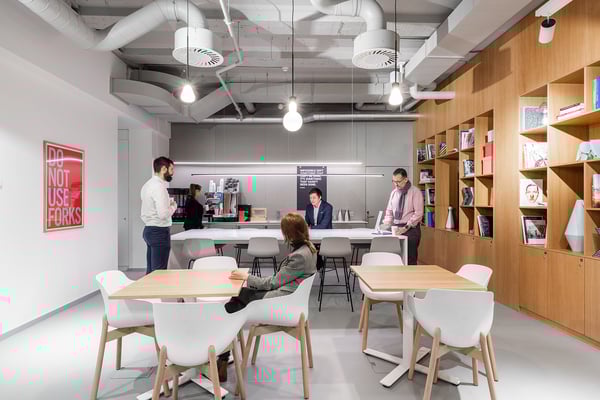 Un bureau au design remarquable pour 2 personnes à Spaces Nations 12