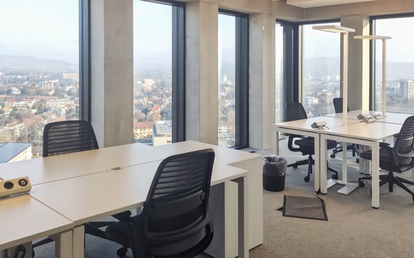 Maßgeschneiderte, traumhafte Büros für 5 Personen in Spaces Grosspeter Tower 1