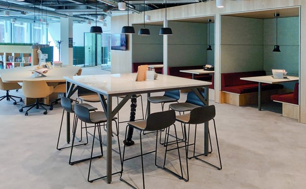 Un bureau de coworking ouvert entièrement équipé pour vous et votre équipe à Quartier de l'Étang 15