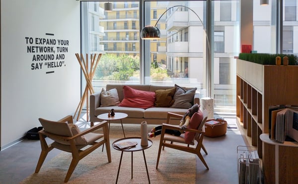 Un bureau de coworking ouvert entièrement équipé pour vous et votre équipe à Quartier de l'Étang 8