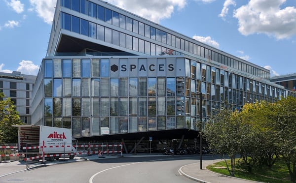 Un bureau de coworking ouvert entièrement équipé pour vous et votre équipe à Quartier de l'Étang 1