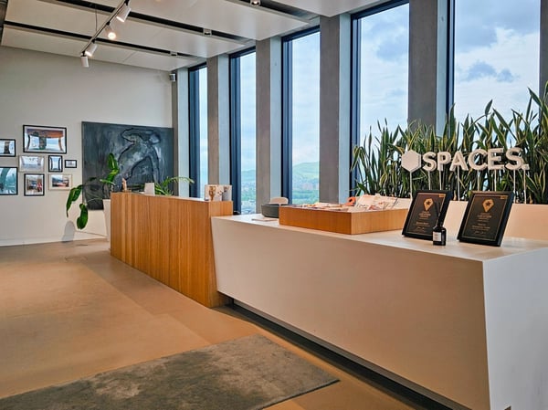 Arbeite, halte Meetings ab, und fördere die Zusammenarbeit in Büroräumen in Spaces Grosspeter Tower 4