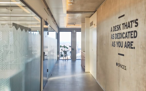 Arbeite, halte Meetings ab, und fördere die Zusammenarbeit in Büroräumen in Spaces Grosspeter Tower 17