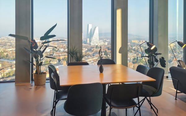 Arbeite, halte Meetings ab, und fördere die Zusammenarbeit in Büroräumen in Spaces Grosspeter Tower 13