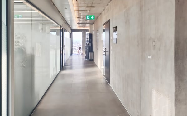 Arbeite, halte Meetings ab, und fördere die Zusammenarbeit in Büroräumen in Spaces Grosspeter Tower 18