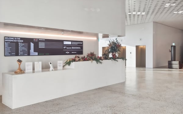 Arbeite, halte Meetings ab, und fördere die Zusammenarbeit in Büroräumen in Spaces Grosspeter Tower 6