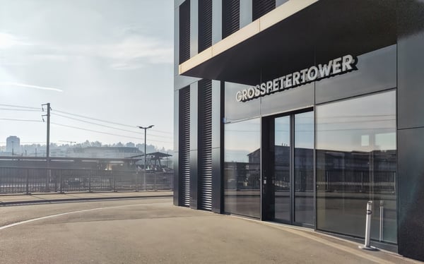 Arbeite, halte Meetings ab, und fördere die Zusammenarbeit in Büroräumen in Spaces Grosspeter Tower 3