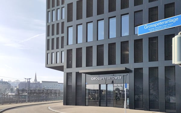 Arbeite, halte Meetings ab, und fördere die Zusammenarbeit in Büroräumen in Spaces Grosspeter Tower 2