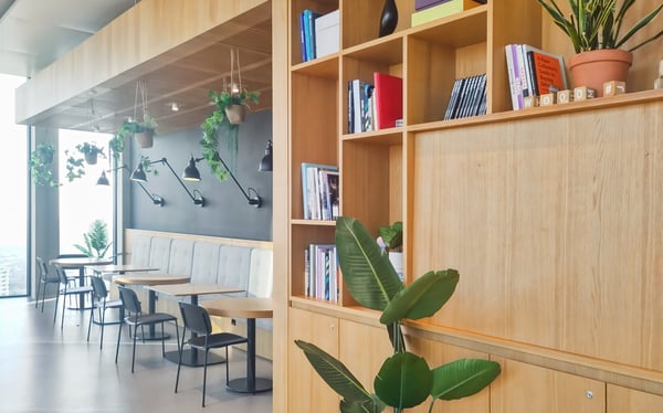 Arbeite, halte Meetings ab, und fördere die Zusammenarbeit in Büroräumen in Spaces Grosspeter Tower 8
