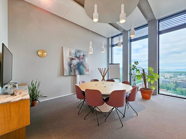 Arbeite, halte Meetings ab, und fördere die Zusammenarbeit in Büroräumen in Spaces Grosspeter Tower 14