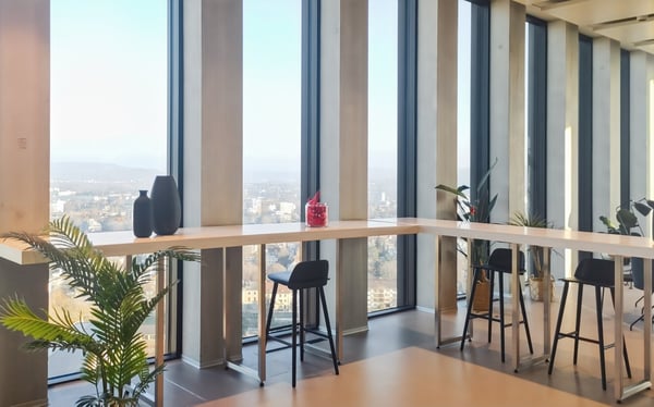 Arbeite, halte Meetings ab, und fördere die Zusammenarbeit in Büroräumen in Spaces Grosspeter Tower 10