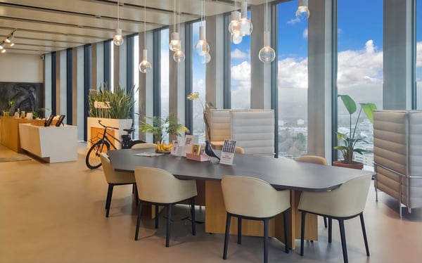 Arbeite, halte Meetings ab, und fördere die Zusammenarbeit in Büroräumen in Spaces Grosspeter Tower 7